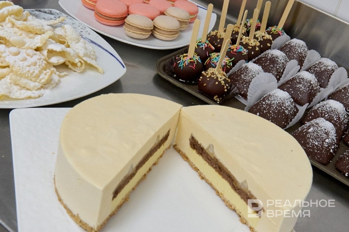    Позднее начали делать большие кремовые торты на заказ, чем занимаются и сегодня. Динар Фатыхов / realnoevremya.ru