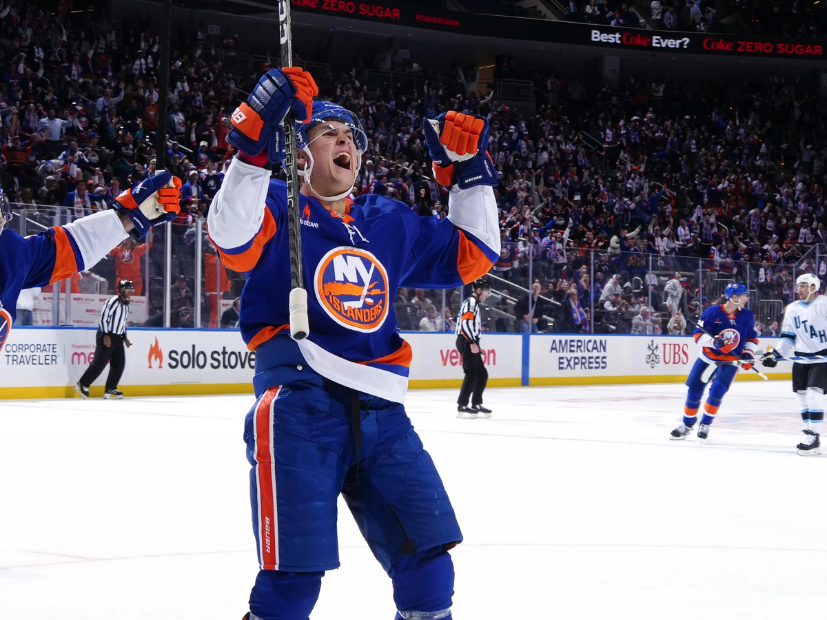    Хоккеист "Нью-Йорк Айлендерс" Максим Цыплаков | © Фото : nhl.com/islanders