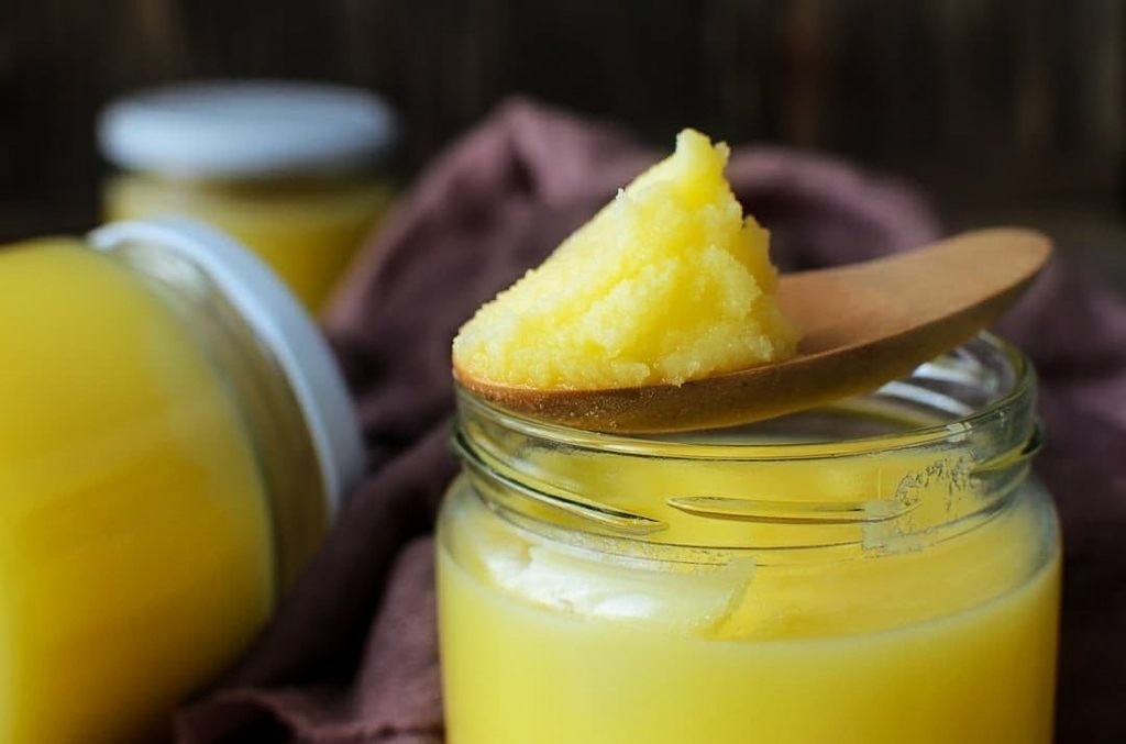 К счастью, справиться с этим можно без диет и сложных процедур. Достаточно добавить в рацион несколько продуктов, которые помогают кишечнику работать регулярно и мягко.
