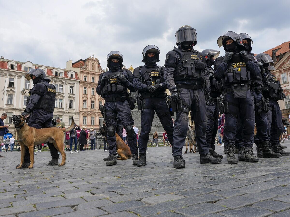    Сотрудники полиции Чехии в центре Праги | © AP Photo / Darko Vojinovic