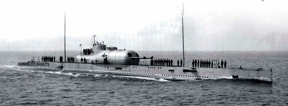 французский подводный крейсер «Сюркуф» (1934 г.) имел двенадцать торпедных аппаратов, две 203-мм пушки и бортовой самолет. В 1937 году ORM планировало получить такие же гигантские подводные лодки – подводные крейсера Typ XI. Для авиагрупп таких лодок компанией Arado был создан поплавковый гидросамолет Ar 231