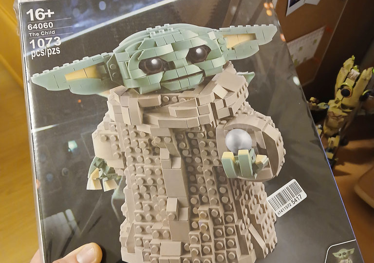 Дед Мороз принёс подарки. Малыш Грогу