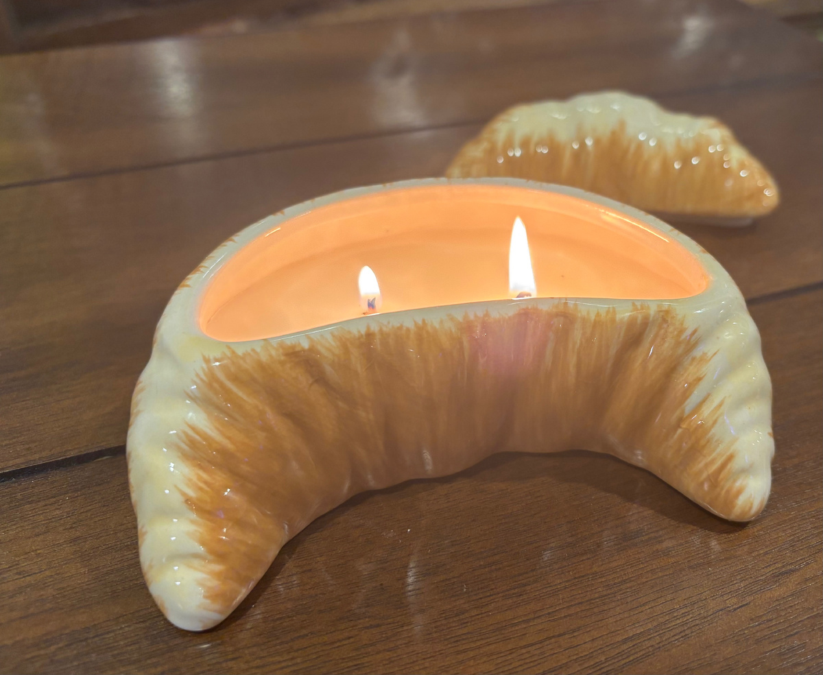Свечку мне подарили Маша с Элей на Рождество. В этом вся моя любовь… к круассанам:)))