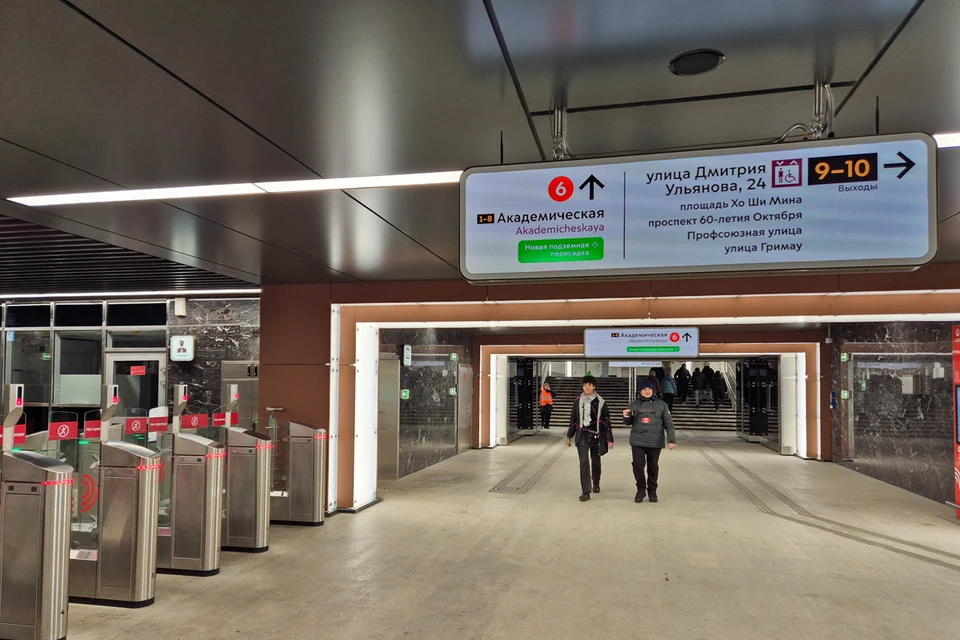 Вид на пересадку с центра платформы станции Калужско-Рижской линии.