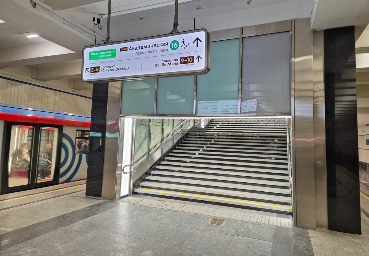 Вид на пересадку с центра платформы станции Калужско-Рижской линии.