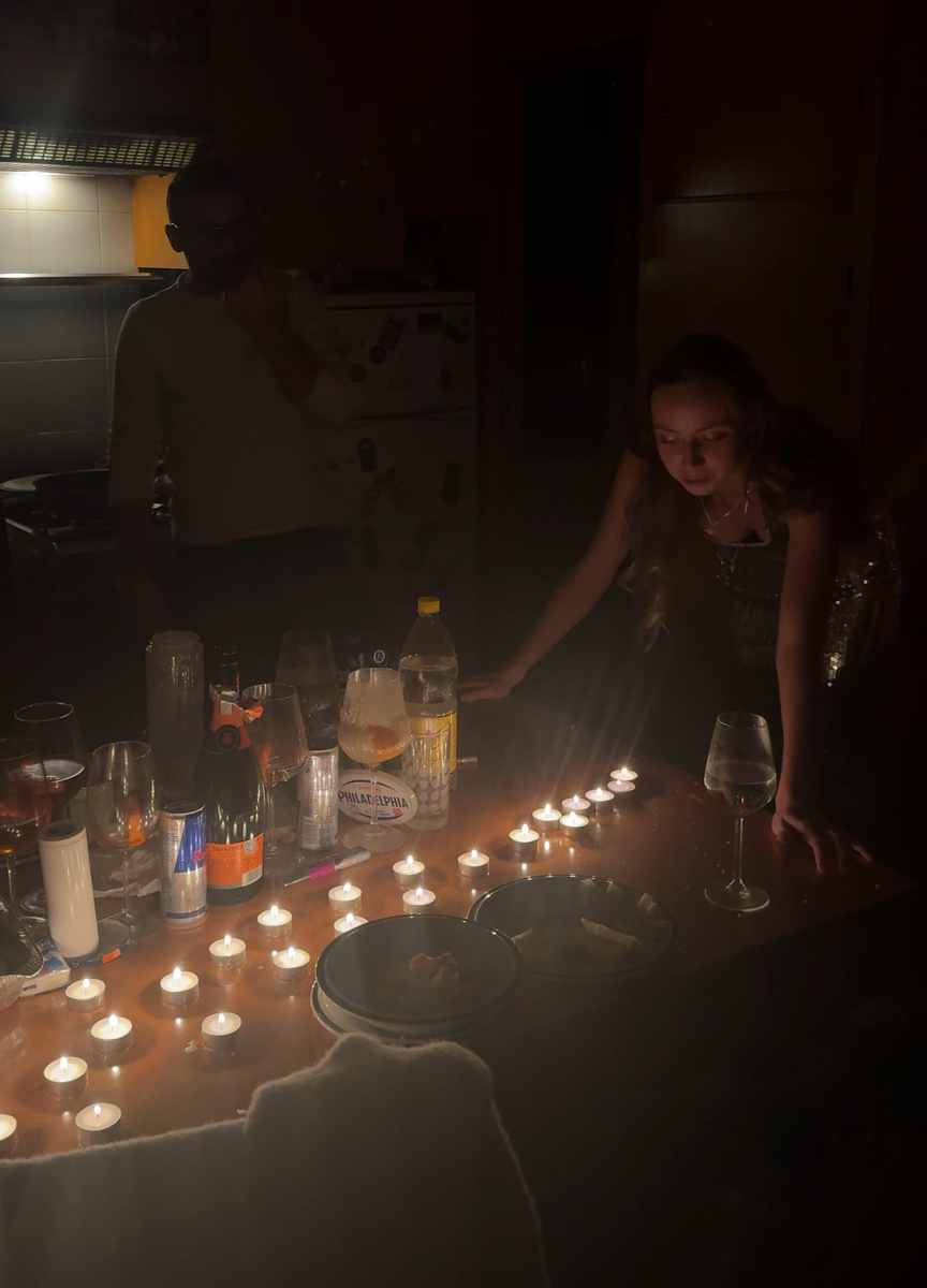 Играли в игры из тиктока, кто больше свечей задует 