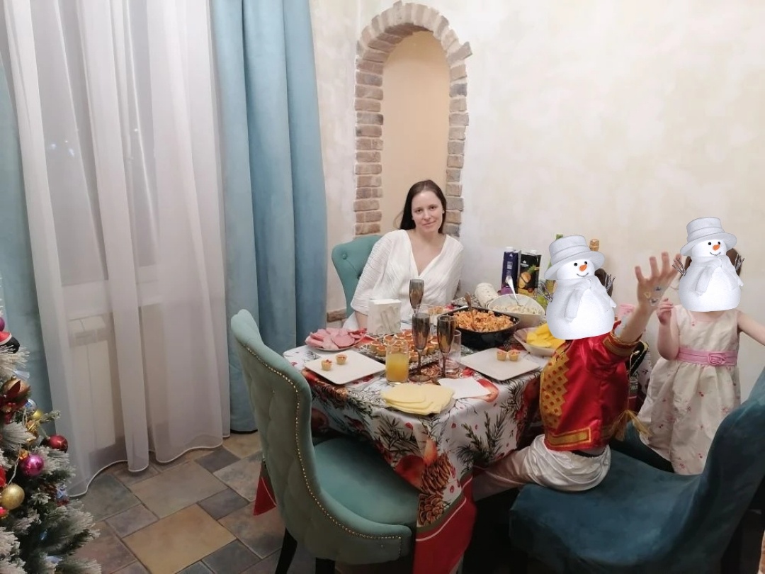 Саня обклеил руку наклейками, на фотографии вытягивает её, чтоб все видели, какой он красивый😅