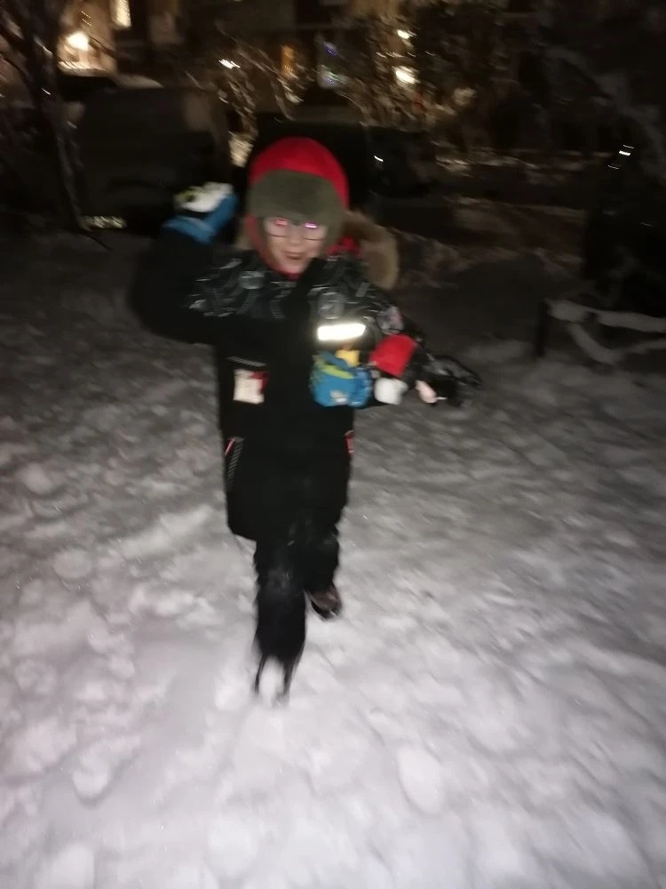 Муж его сфоткал на бегу со снежком в руках))