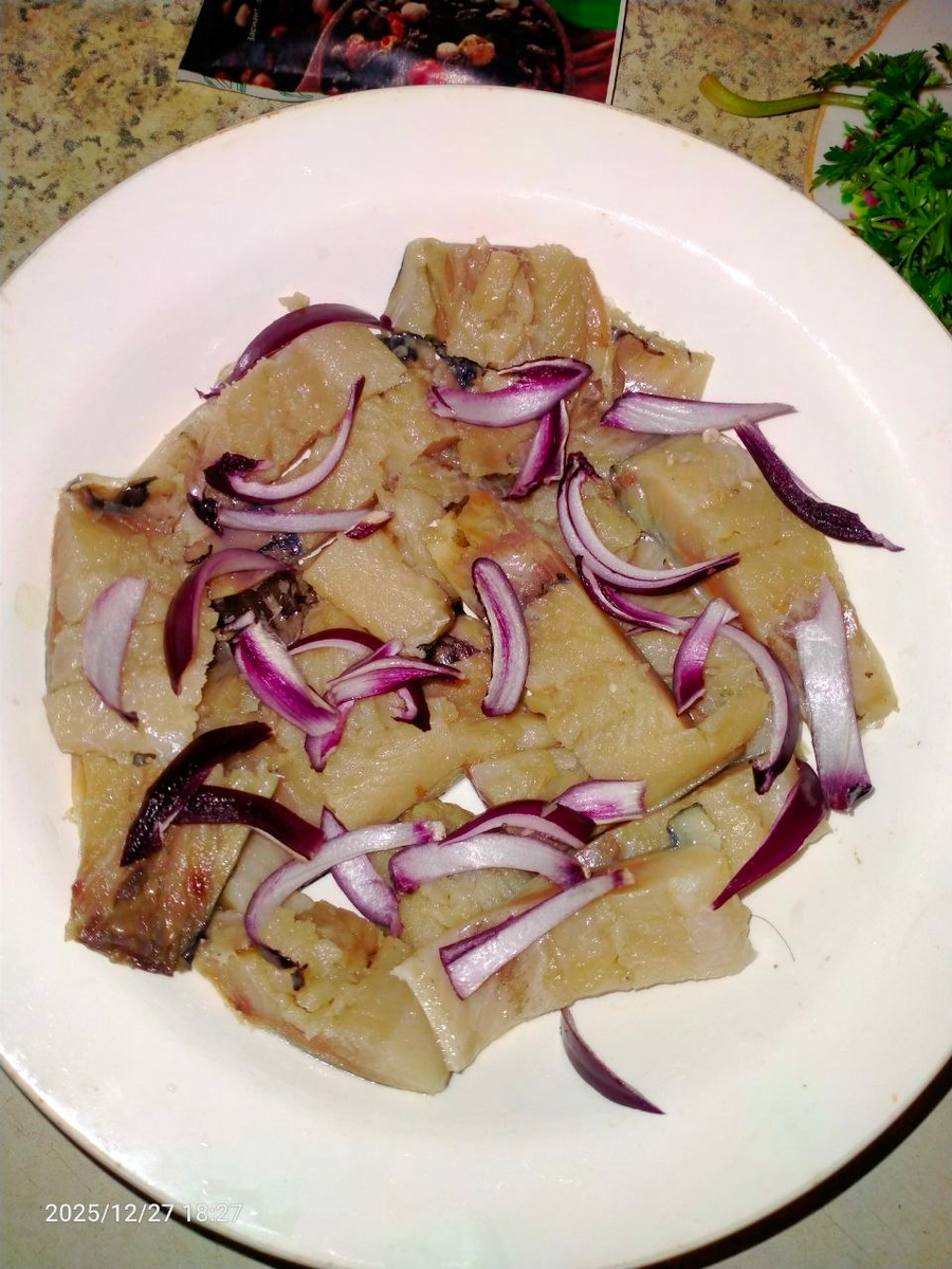 Красный лук полукольцами добавляем к селедке