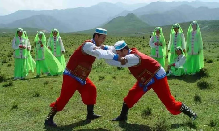 Показательная свадьба для туристов. Я не знаю, что страньше - бить отца невесты по традиции или ради туристов?