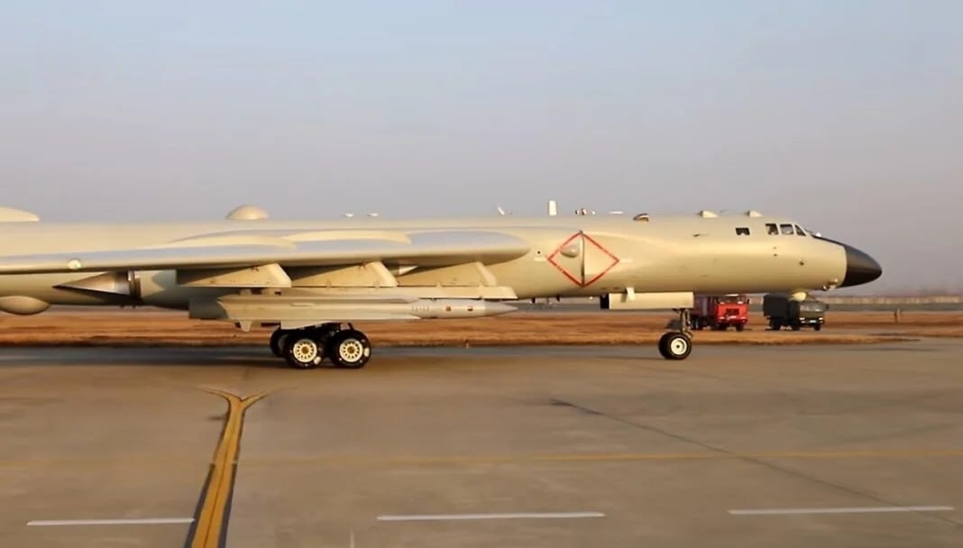 Китай показал бомбардировщики с сверхзвуковыми противокорабельными крылатыми ракетами YJ-12. Фото: Интернет. Соцсети