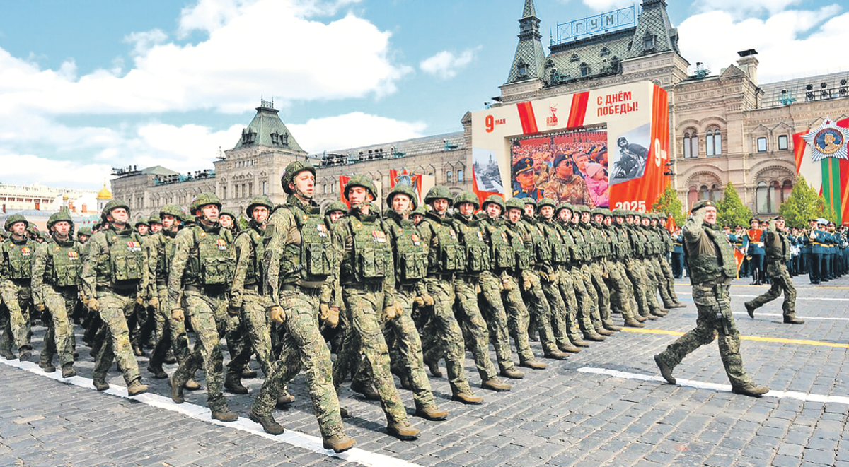 Когда по площади маршировали герои СВО, люди вставали с трибун и аплодировали им. Фото: Евгений БИЯТОВ/Фотохост-агентство РИА Новости