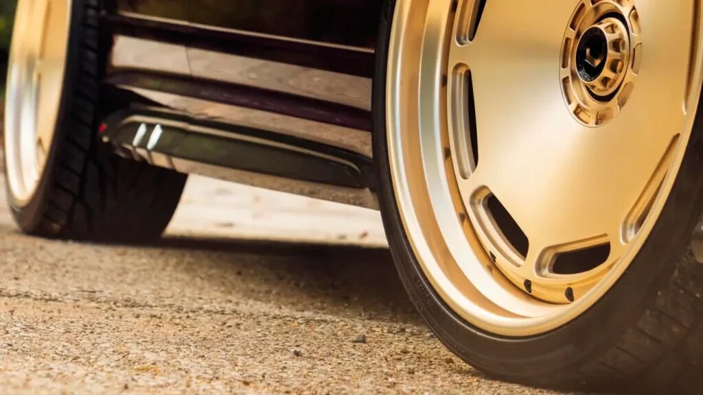    Фиолетовый Audi RS Q8 с золотыми акцентами: роскошный тюнинг-проект (источник изображения) News Express Team