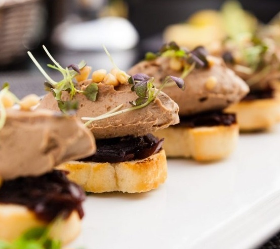 Фуа-гра на брускеттах. Фото из свободного доступа Интернет