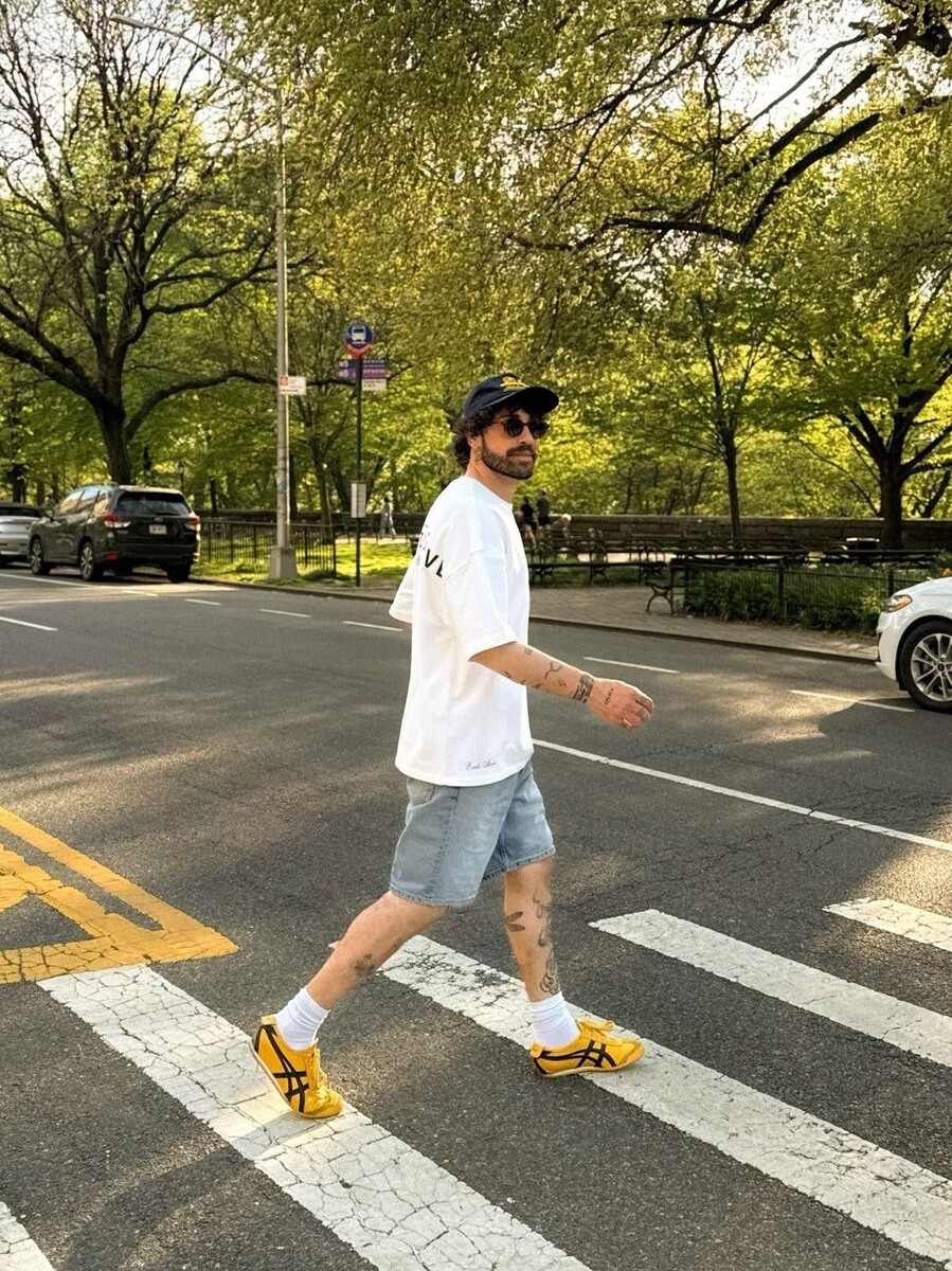 Трендовые низкие кроссовки 2026 года в ретро-стиле на тонкой подошве.