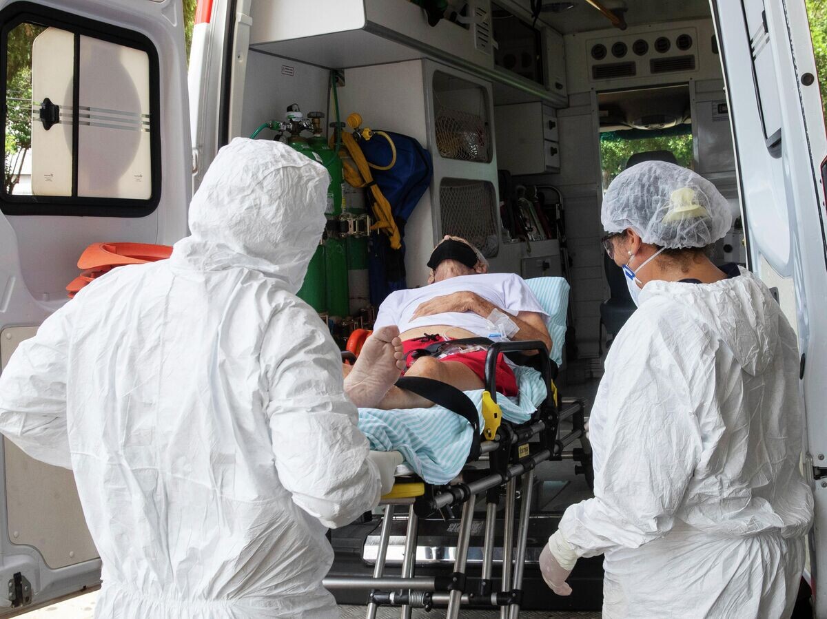    Медицинские работники и пациент с COVID-19 в Бразилии | © AP Photo / Andre Penner