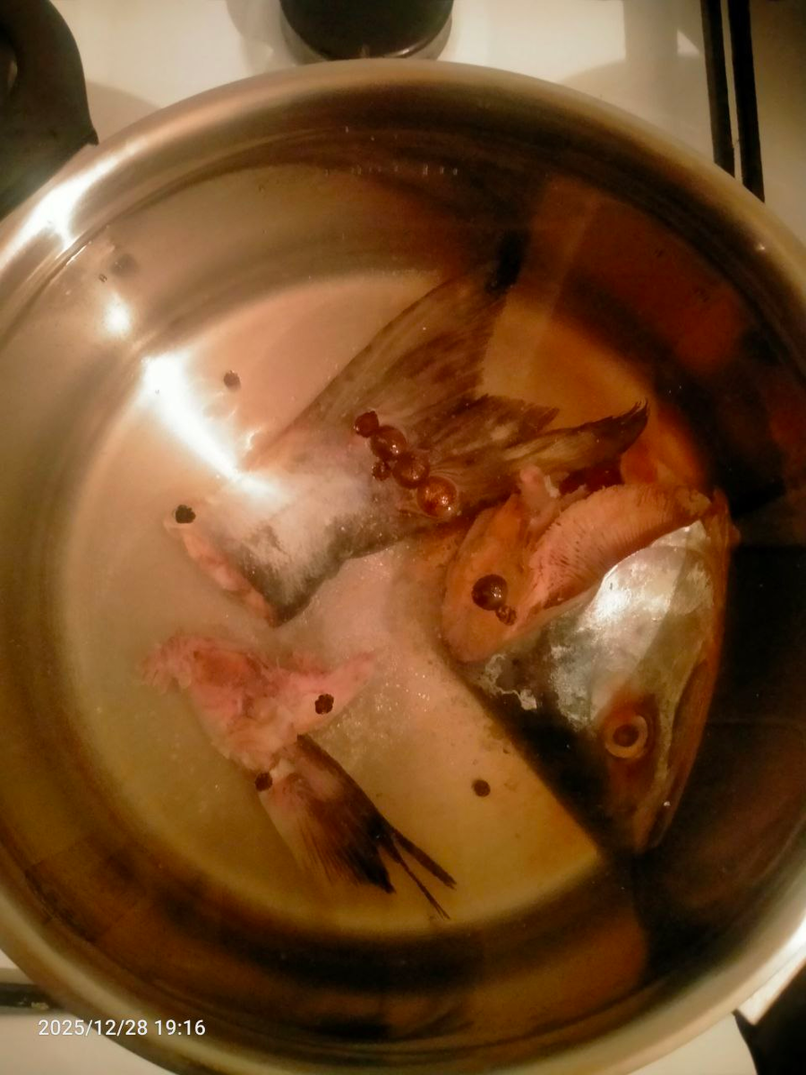 В кастрюлю закладываем рыбную голову, обрезки, заливаем холодной водой, солим, добавляем чёрный перец горошком, душистый перец, ставим на огонь и доводим до кипения и варим 30-40 минут. В процессе не забываем убирать образовавшуюся пену