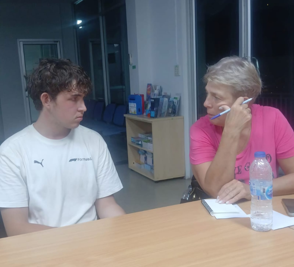 В турполиции  на Пратамнаке  парню сразу бесплатно дали воду. И мне заодно. 