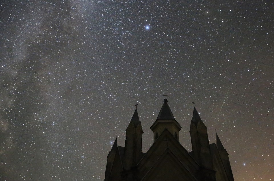    Все метеорные потоки образовались от разрушения родительских тел, комет или, реже, астероидов. Фото: Tatyana Zenkovich/EPA/TASS