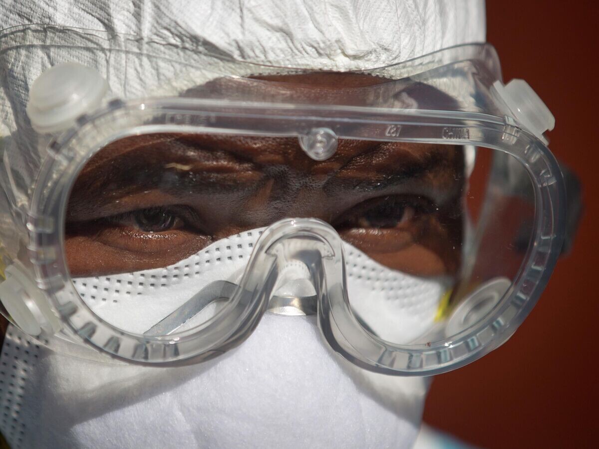    Медицинский работник в защитном снаряжении в Национальной больнице Кениата в Найроби | © AP Photo / Ben Curtis