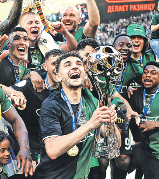 Они долго шли к этому кубку. Фото: Виталий ТИМКИВ/РИА Новости