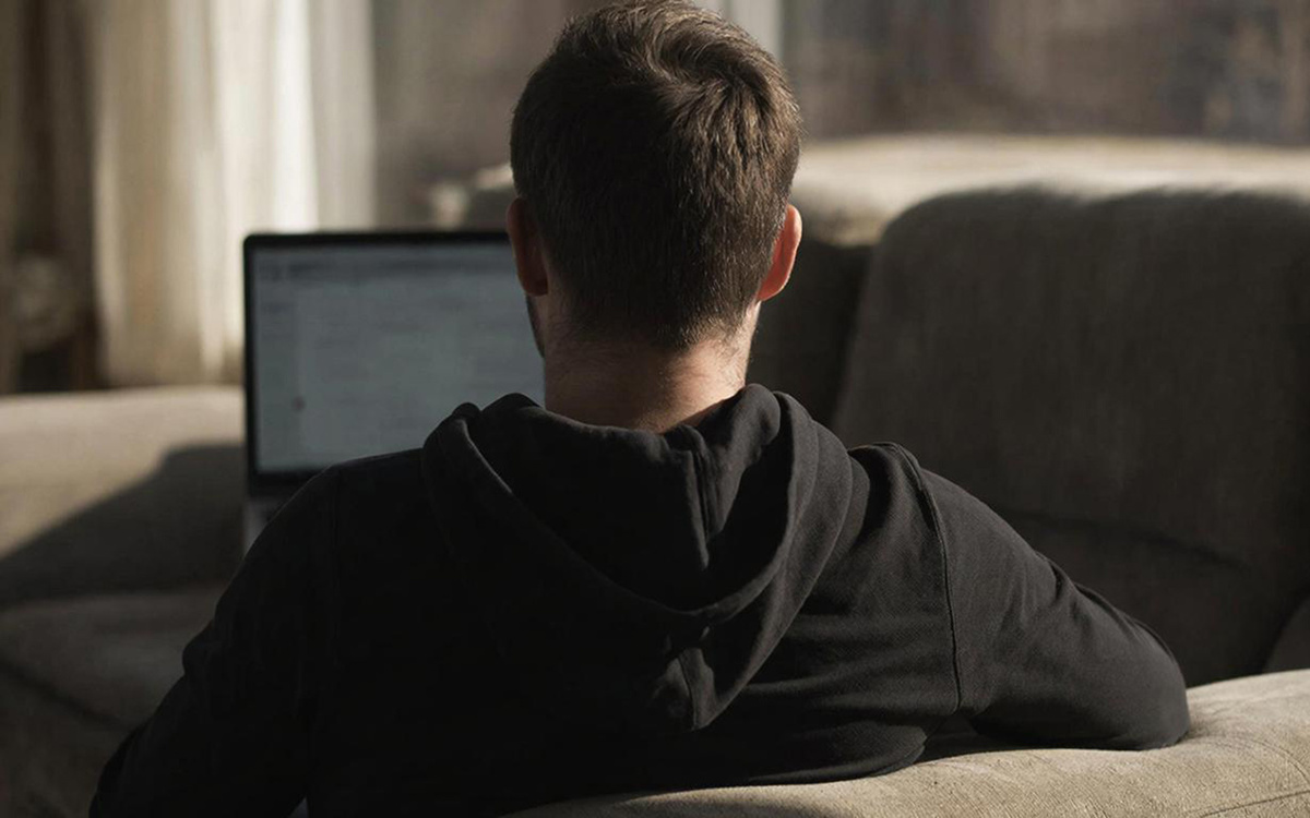 Мошенники звонят в банк, представляясь настоящим клиентом.  Фото: Изображение сгенерировано с помощью ИИ / Светлана Возмилова