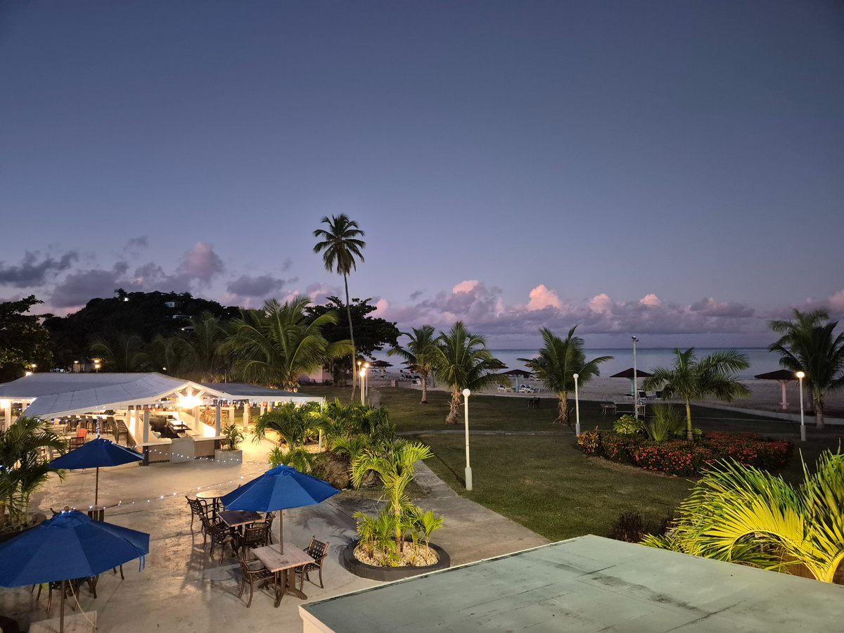 вид с лоджии перед рассветом, отель "Jolly ресорт и спа", Антигуа