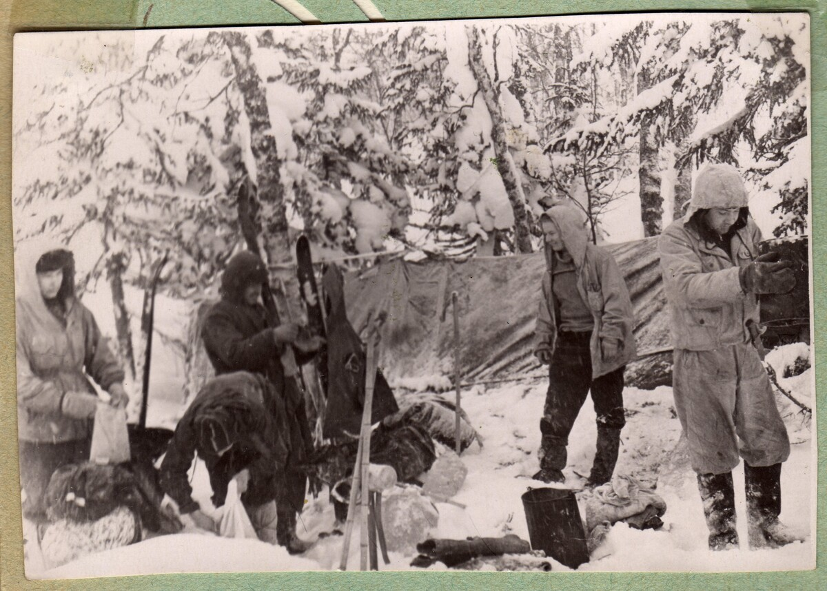 Фото 1. "Утро на Ауспии". Слева направо: Юра Дорошенко, Зина Колмогорова (нагнулась у мешочка), Александр Колеватов (пристроился за Зиной, хулиган), Люда Дубинина, Юра Кривонищенко.