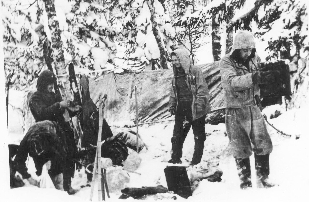 Фото 2. Та же самая фотография, но Юра Дорошенко слева на фотографию не попал, зато Юра Кривонищенко справа стоит с печкой, которая видна уже полностью.