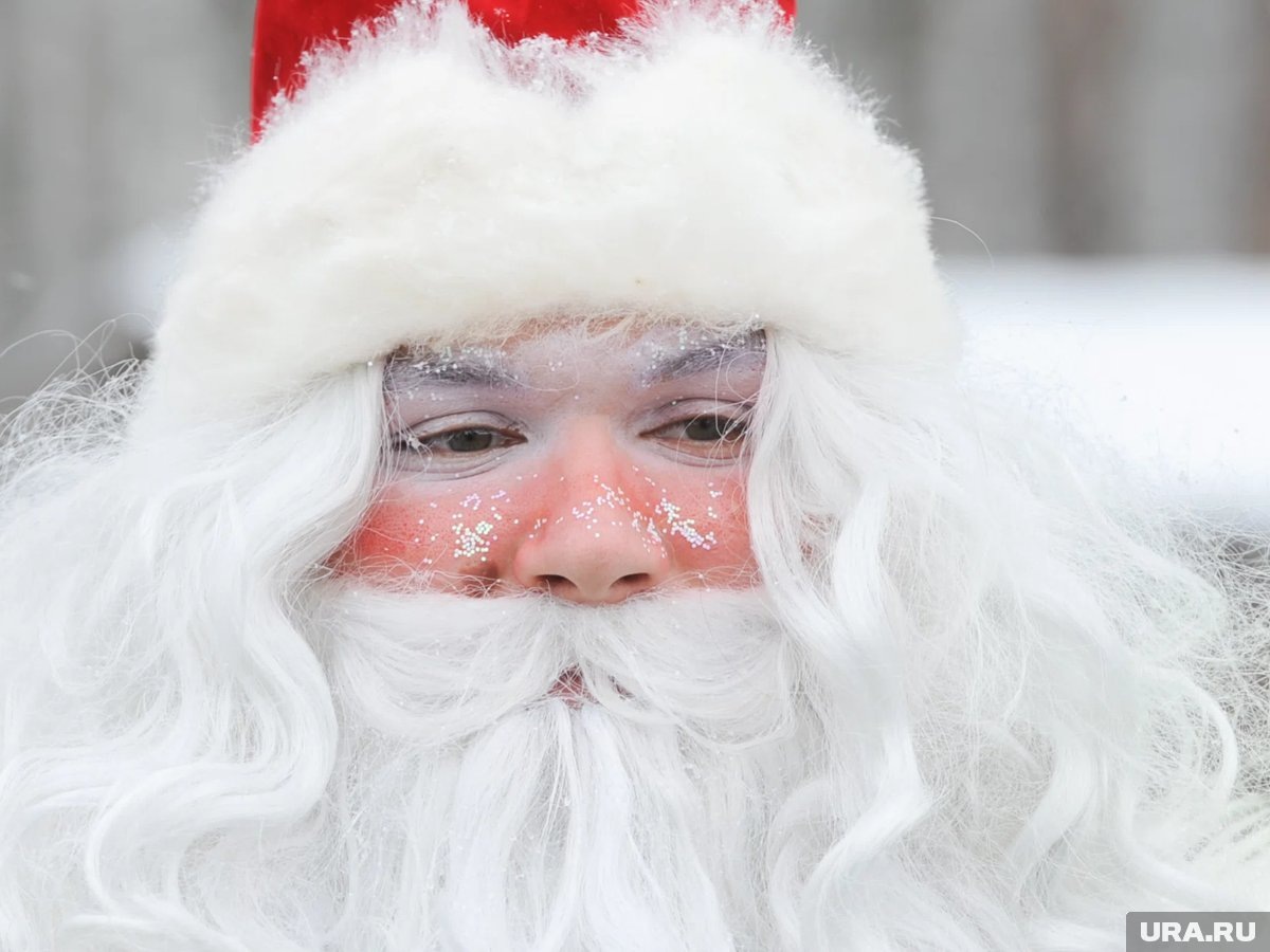     Необычный Дед Мороз с флагом ВДВ был замечен в селе Шатрово