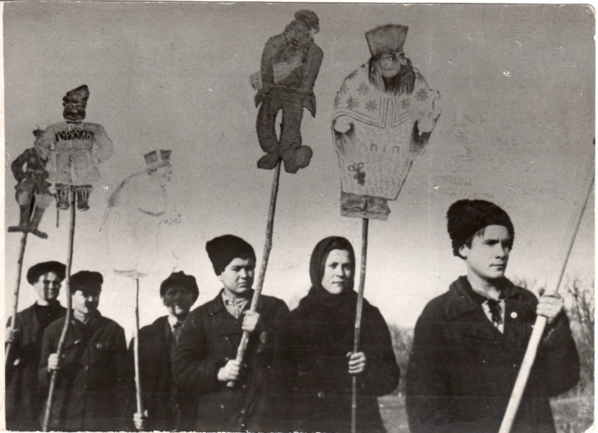 ▪️Шествие на комсомольскую Пасху.