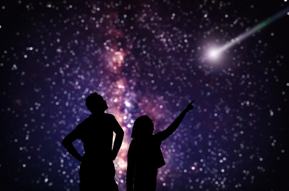    12 августа — дата, которую стоит обвести в календаре красным цветом. Этот день подарит три астрономических события одно за другим: парад планет, солнечное затмение и звездопад.