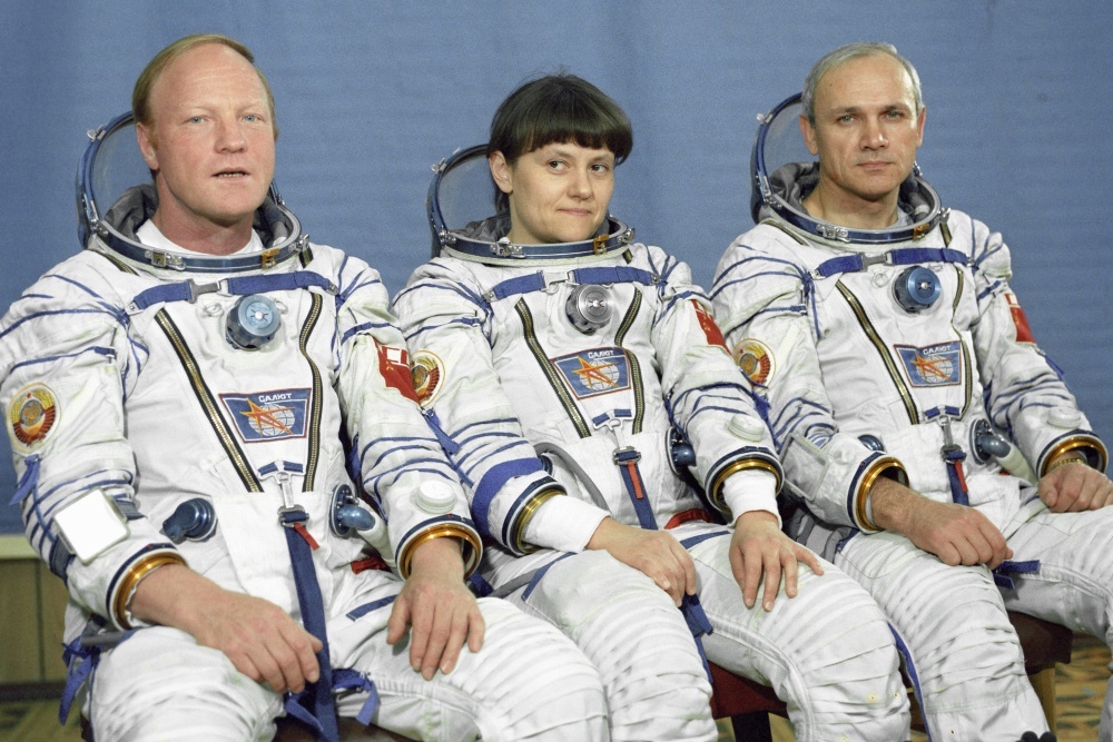    Экипаж космического корабля "Союз-Т12" - Игорь Волк (слева), Светлана Савицкая (в центре) и Владимир Джанибеков (справа) перед полетом. / Александр Моклецов / РИА Новости