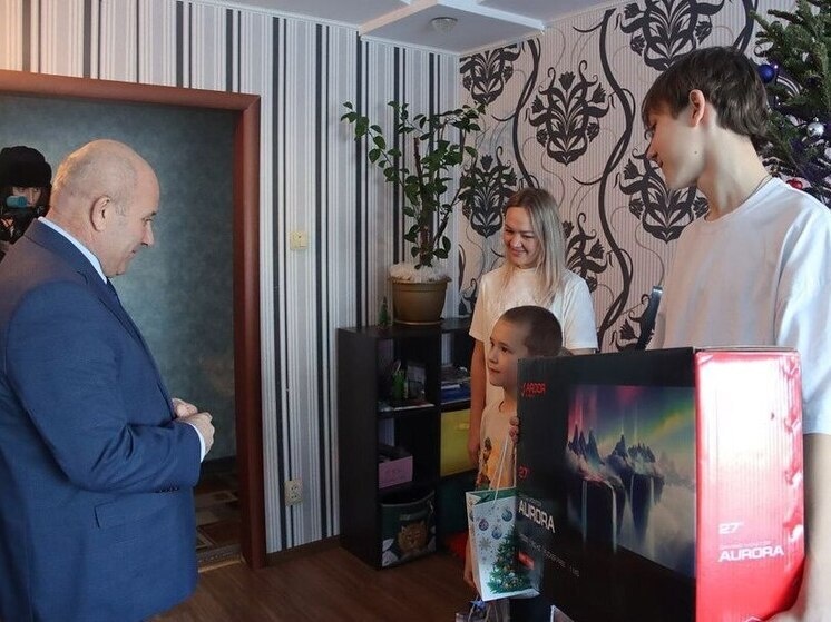     Сергей Кравчук подарил детям Хабаровска веру в новогоднее волшебство фото: telegram-канал Сергея Кравчука