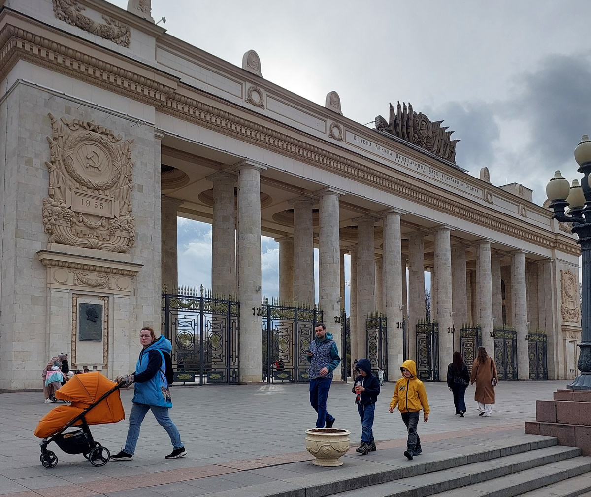 Вход в Парк Горького — одна из точек, куда легко добраться с картой «Тройка»