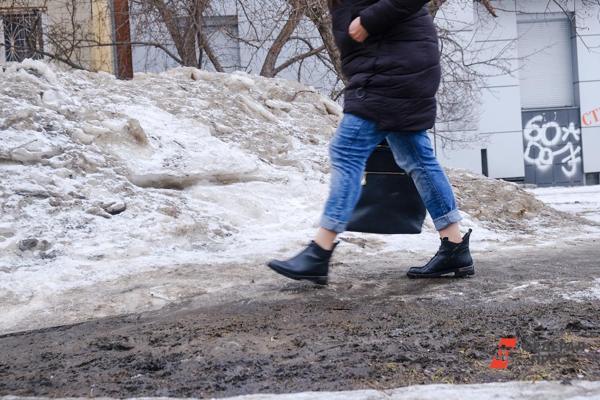 Гладкая кожа практичнее замши, а матовые поверхности дольше выглядят аккуратно, чем глянцевые.  Фото: Фото: ФедералПресс / Полина Зиновьева