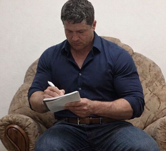 КЛАССИЧЕСКАЯ ТРЕНИРОВКА НА МАССУ.
 
1 день. Спина, бицепс. 
-Становая тяга 3 по 8; 
-Подтягивания 3 по 10-12 (если вы подтягиваетесь раз 20, то можно подтягиваться с грузом, раз 10- 12). Если не можете подтягиваться- можно делать тягу блока за голову; 
-Тяга штанги к поясу 3 по 8; 
-Шраги 3 по 12; 
-Подъем штанги на бицепс стоя 3 по 10; 
-Скручивания 3-4 на максимум. 
 
2 день. Грудь, трицепс. 
-Жим лежа 4 по 8; 
-Жим гантелей лежа 3 по 8-10; 
-Отжимания на брусьях 3 по 10; 
-Пуловер 3 по 10; 
-Французский жим 3 по 10; 
 
3 день. Ноги, плечи. 
-Приседания со штангой 4 по 8; 
-Жим ногами в Гакк машине 3 по 8; 
-Подъем на носки стоя 3 по 12-15; 
-Жим штанги стоя 3 по 8; 
-Жим Арнольда 3 по 8-10; 
-Разведение гантелей стоя 3 по 12; 
-Подъем туловища в римском стуле 3-4 на максимум.