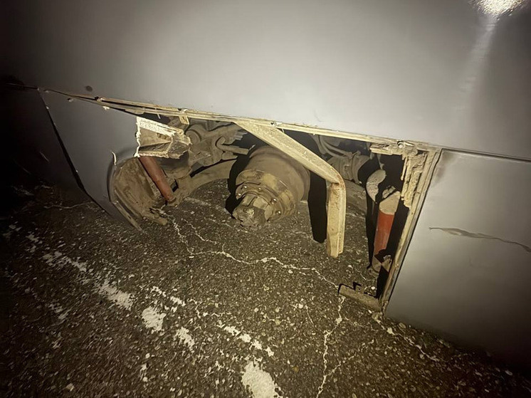     В Хабаровском крае пассажирский автобус потерял колеса во время движения фото: telegram-канал «NewsKhv»