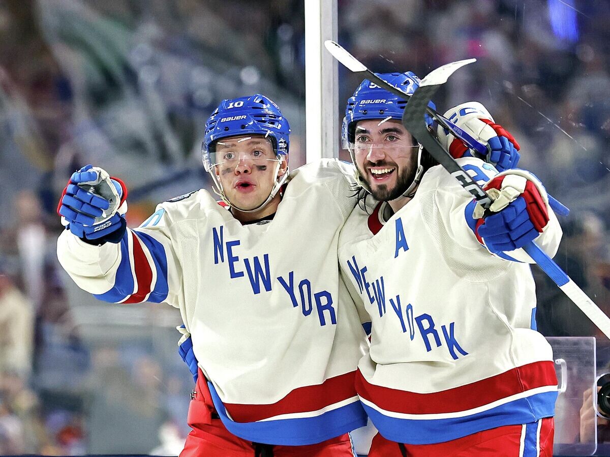    Хоккеист "Нью-Йорк Рейнджерс" Артемий Панарин (слева) | © Getty Images / Carmen Mandato