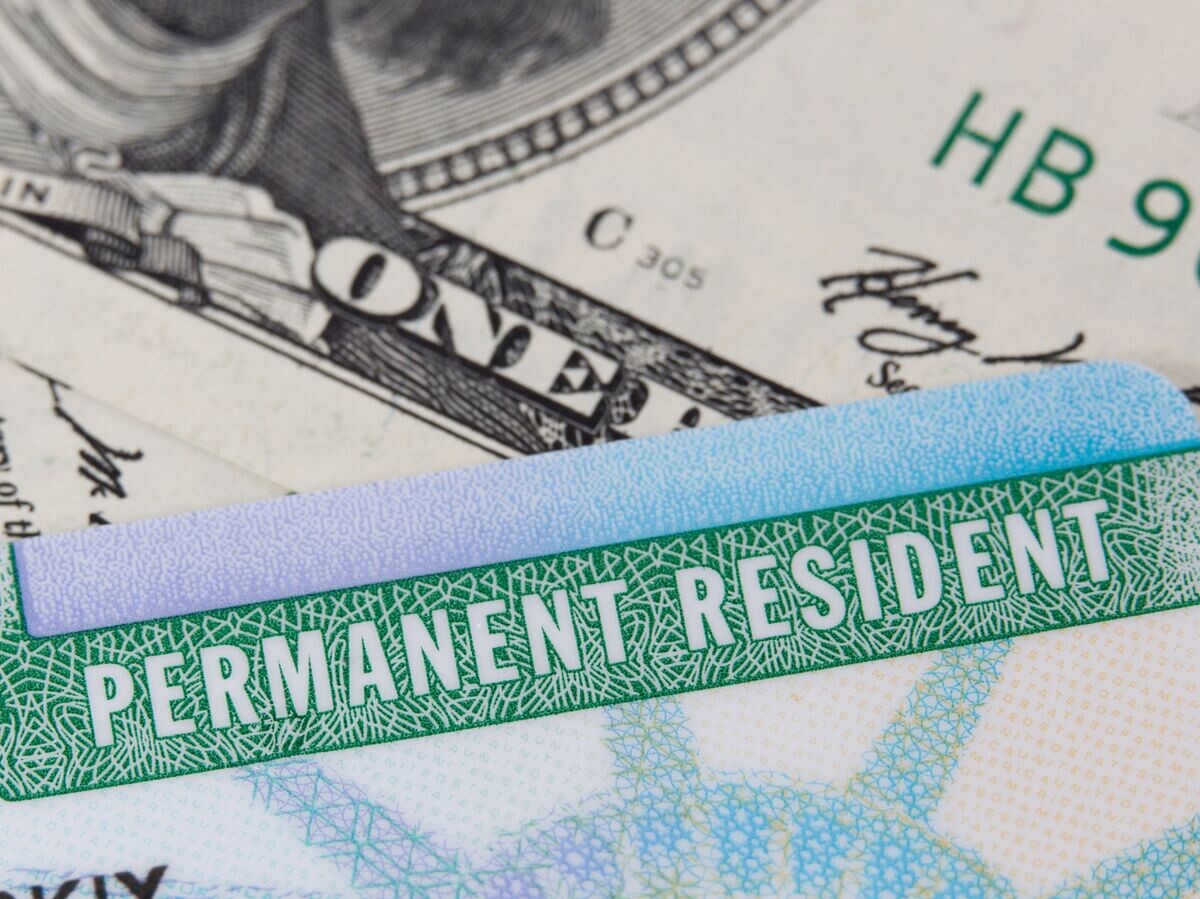    Грин-карта и доллары США | © Fotolia / Roman Lipovskiy