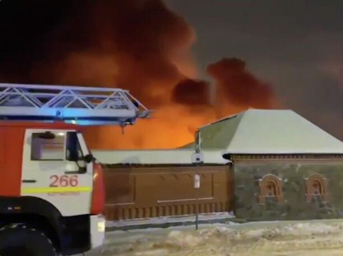    Ликвидация пожара в торговых павильонах Сергиева Посада | © МЧС России