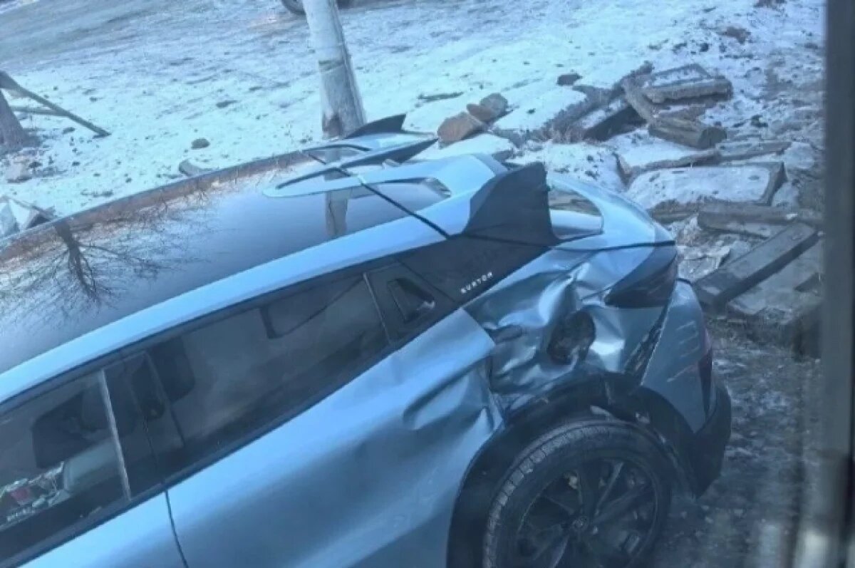    Легковой автомобиль подпал под поезд на жд-переезде во Владивостоке