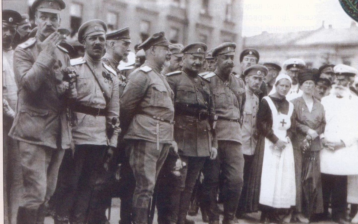 А. Деникин (в центре) на параде в Харькове 22 июня 1919 года