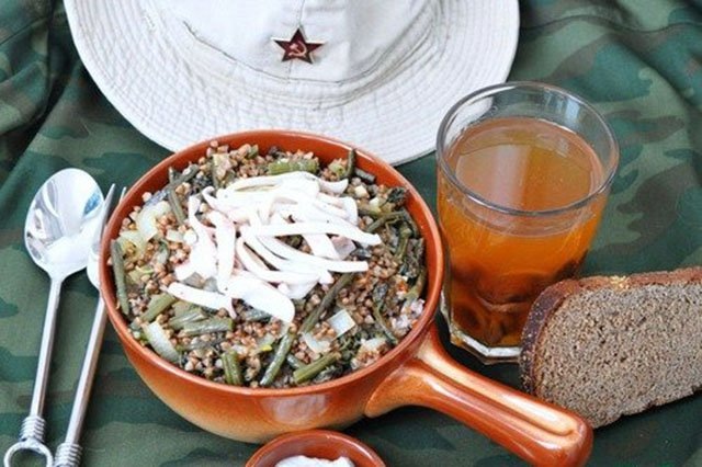 Не знаю, зачем здесь серп и молот. Кальмарам они не очень подходят