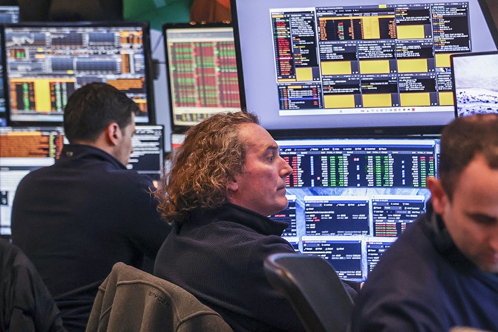    Эхо заморозки международных резервов России прокатилось по политике многих центробанков мира, особенно из развивающихся стран. Они стали активно закупать золото в резервы. / Фото: EPA/SARAH YENESEL/ТАСС