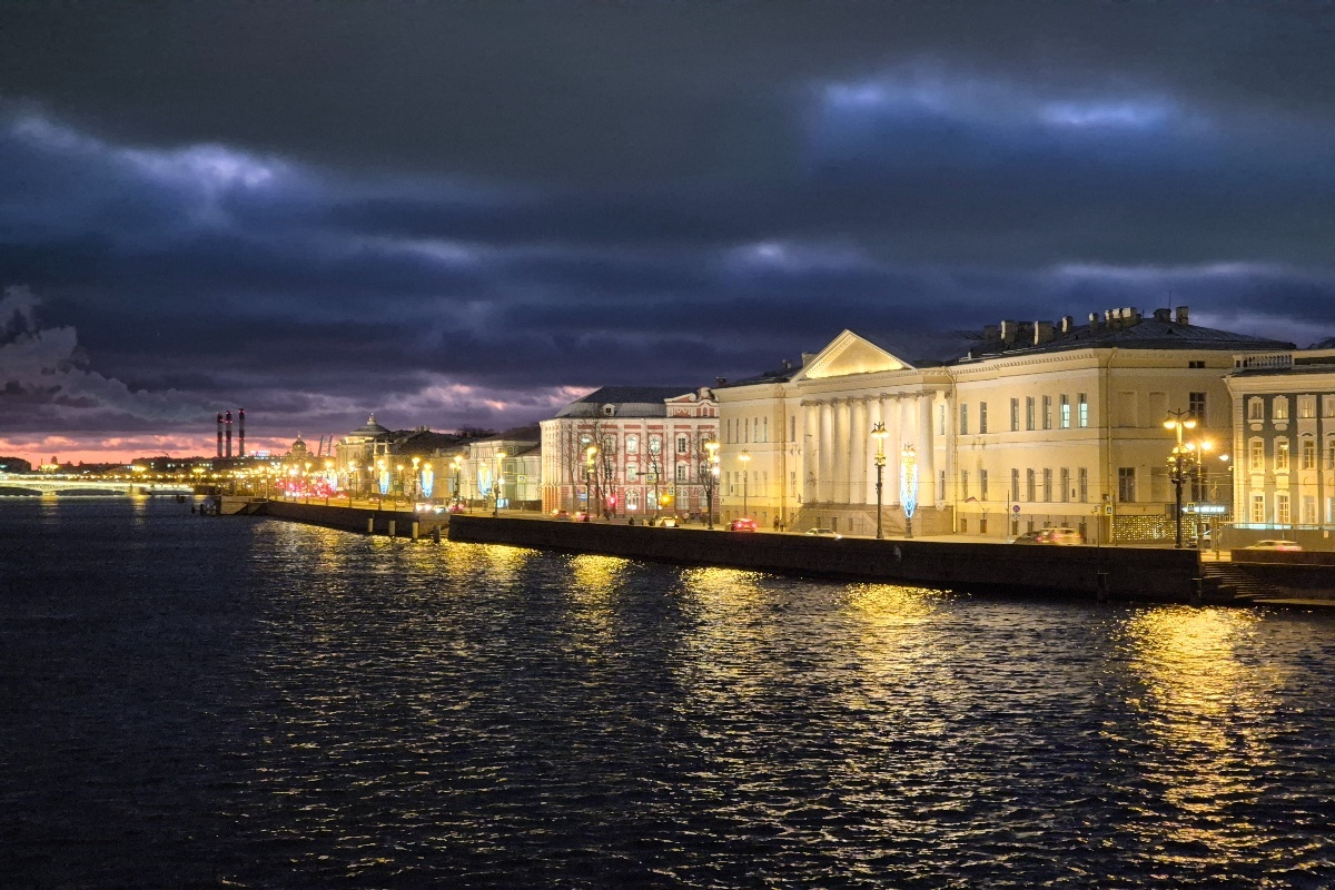    Здание Академии наук в Санкт-Петербурге. / Артем Локалов