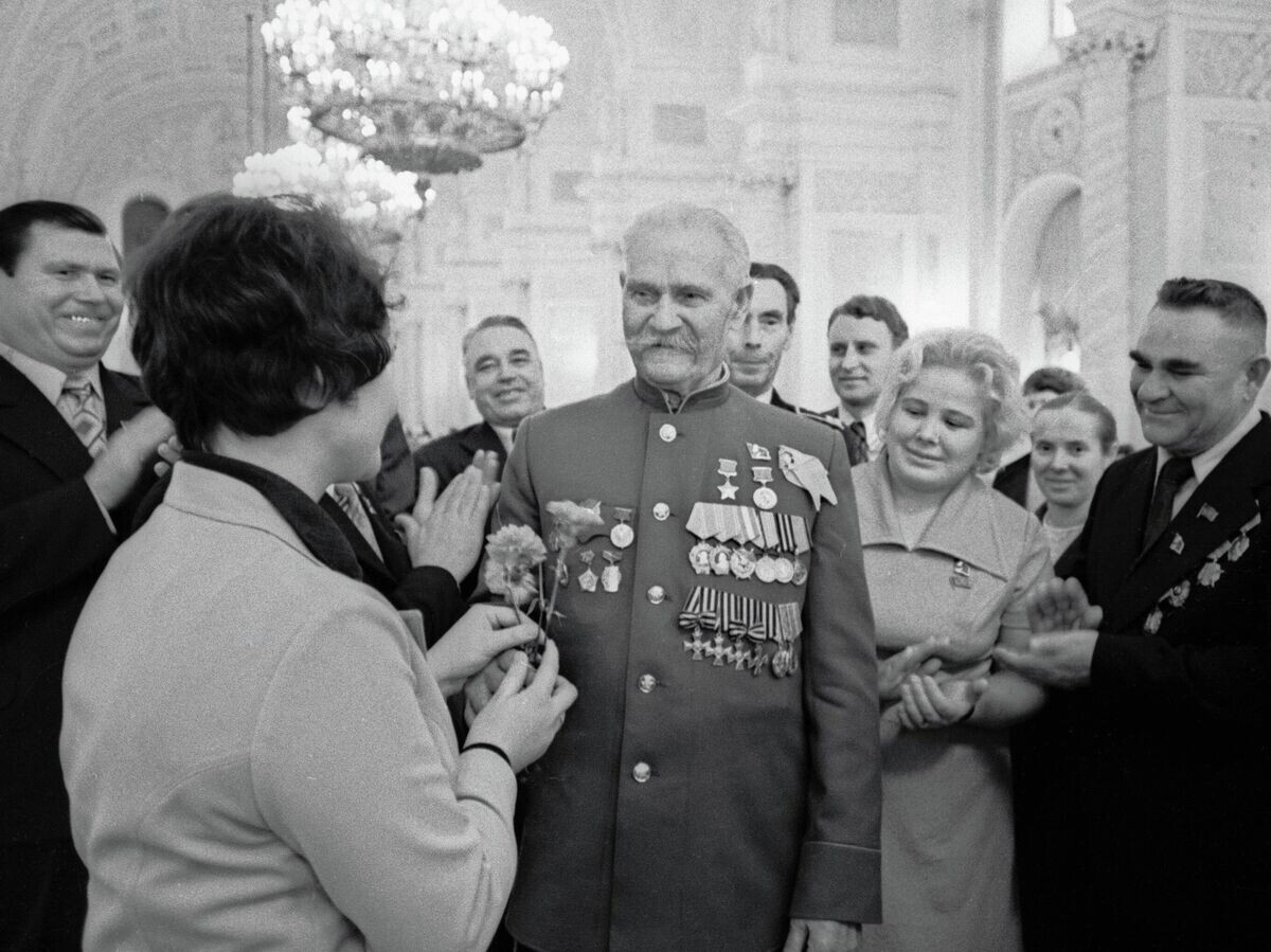    Участники торжественного заседания, посвященного 60-летию Великой Октябрьской социалистической революции, беседуют с ветераном революции и Гражданской войны, Героем Советского Союза Константином Недорубовым | © РИА Новости / Юрий Сомов