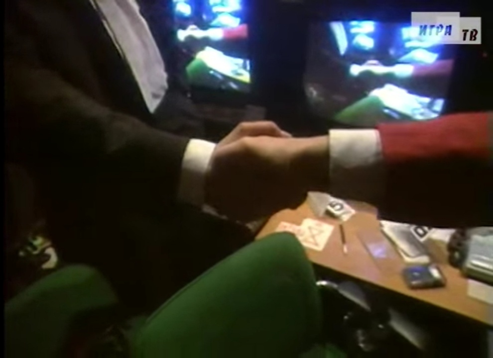 Рукопожатие Козлова и Ворошилова как закрепление договора о матче-реванше для команды Алексея Блинова. Кадр из игры от 19.12.1992.