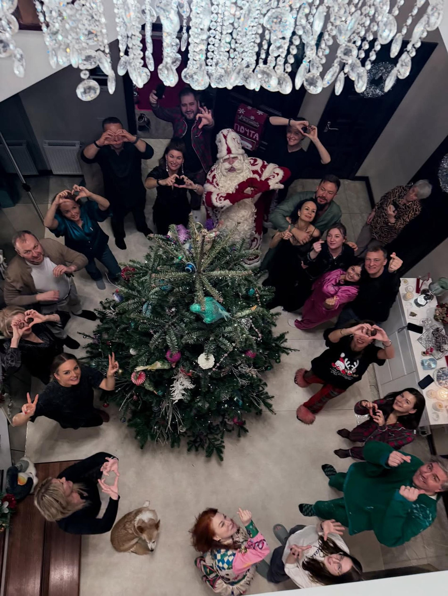     Полина Диброва и Роман Товстик с друзьями. Фото: Инстаграм (запрещён в РФ) @polinadibrova