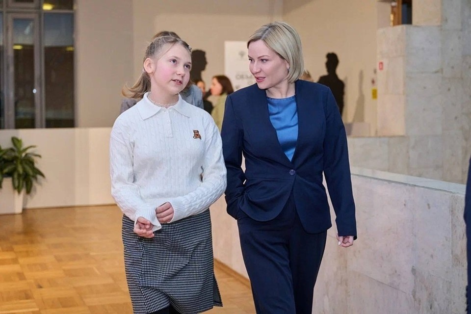    Министр культуры России исполнила новогоднее желание Марии из Горловки. Фото: ТГ/Любимова